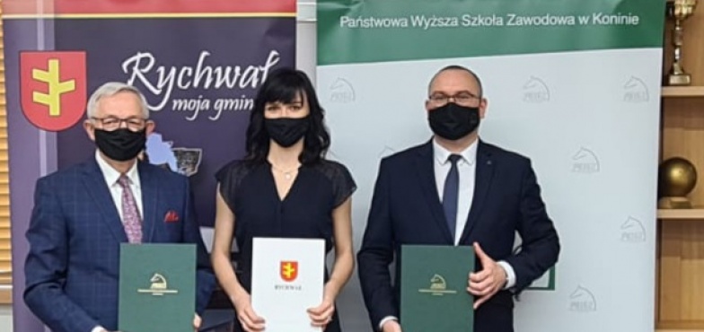Wyróżniająca się studentka będzie pracować w urzędzie. Burmistrz podpisał porozumienie z rektorem