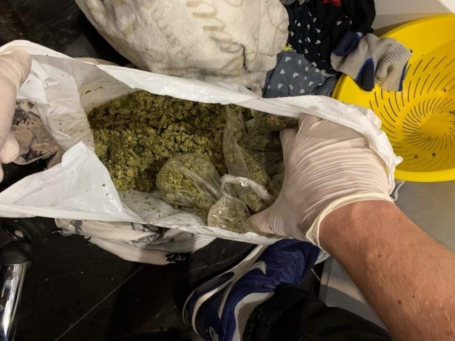 Mężczyzna ukrywał skradziony samochód i narkotyki. 400 gramów marihuany leżało w pralce 