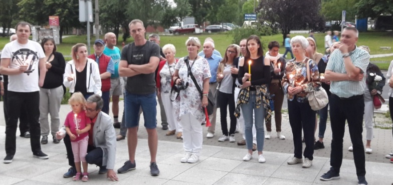 Przed konińskim sądem zapłonęły świeczki. Zaprotestowali w „Łańcuchu światła” 