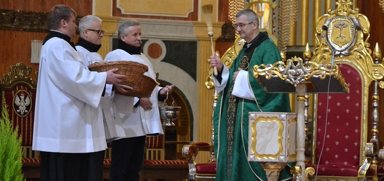 Jesteście skarbem dla wnuków. Dziadkowie dostali prezenty po mszy