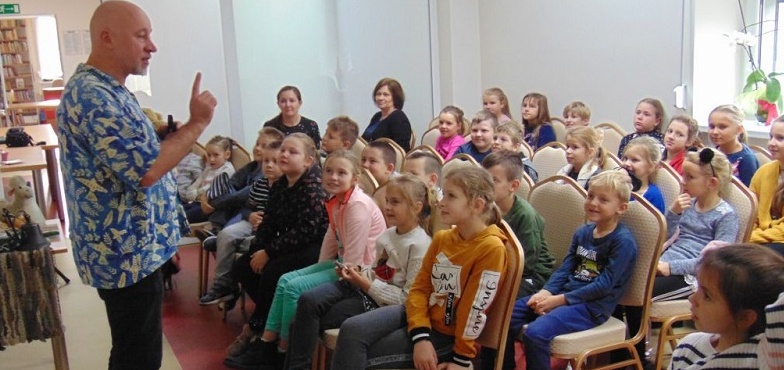 Spotkanie z pisarzem i podróżnikiem. Zachęcał dzieci do czytania książek