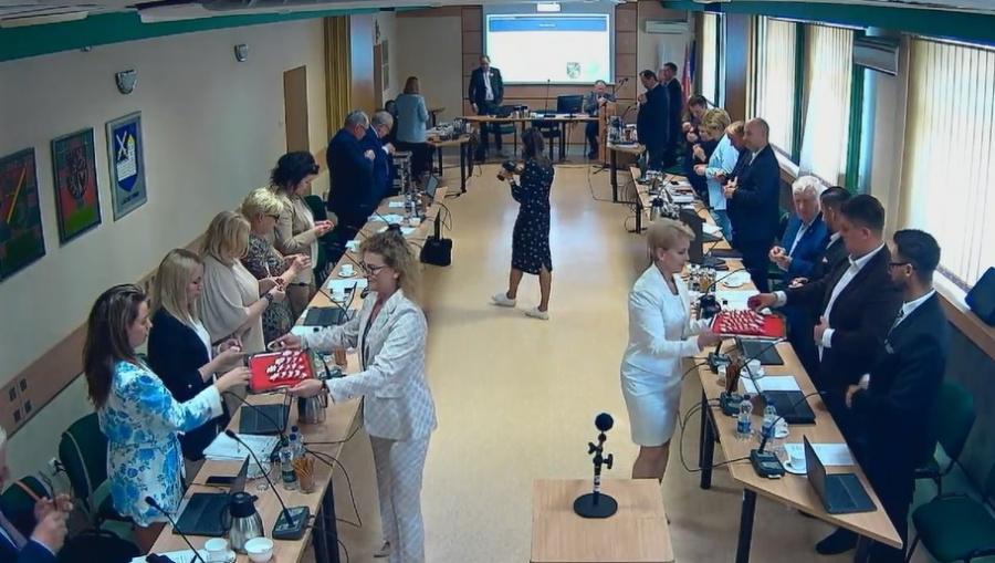 „Samorządowcy są najbliżej mieszkańców”. Biało-czerwone przypinki dla radnych