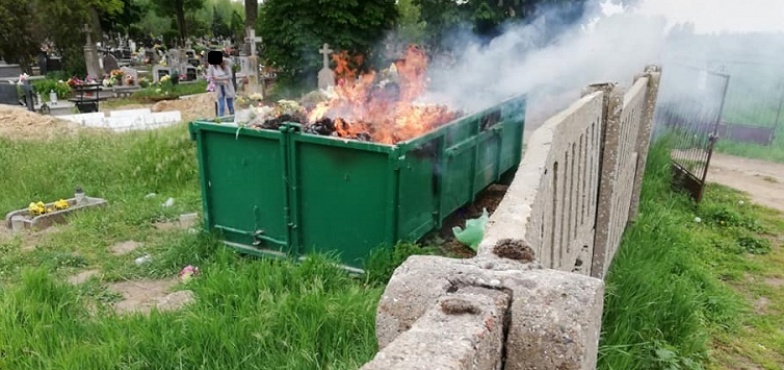 Pożar śmietnika na cmentarzu. Kontener stanął w ogniu