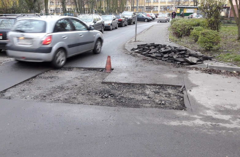 Na piątym osiedlu straszy wycięta w asfalcie dziura. A na chodniku znów leży gruz