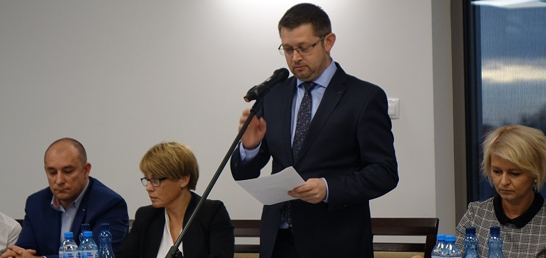 Coraz większe wydatki na oświatę. „Będziemy to z panią skarbnik analizować i ciąć”