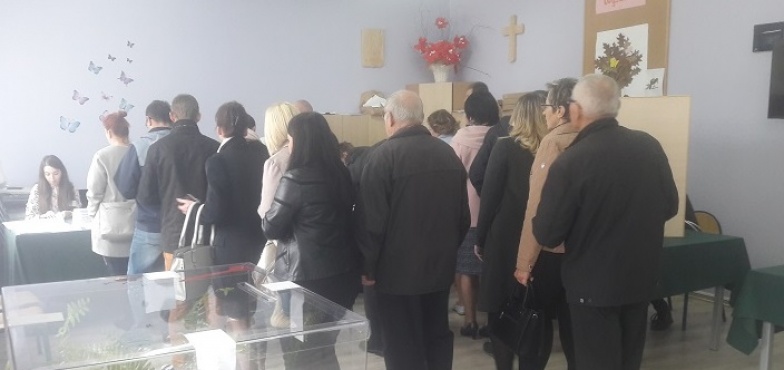Trwa głosowanie. W gminach ustawiają się kolejki