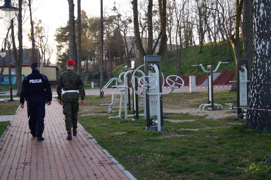 Policjanci podsumowali miniony weekend - 36 osób złamało zakaz grupowania się, jedna miała narkotyki