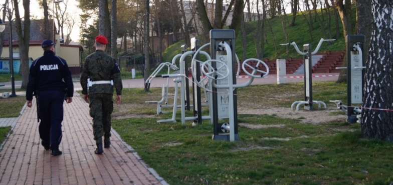 Policjanci podsumowali miniony weekend - 36 osób złamało zakaz grupowania się, jedna miała narkotyki