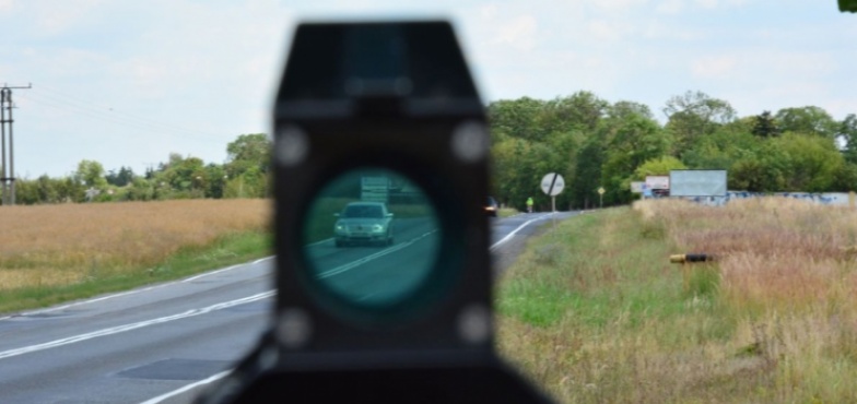 Motocyklista stracił prawo jazdy. W terenie zabudowanym pędził ponad setką