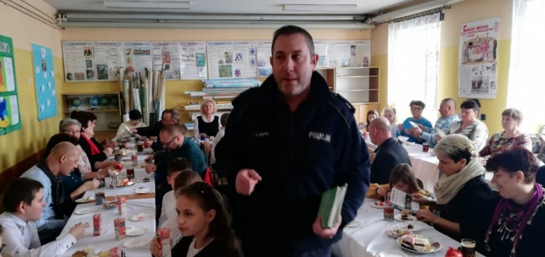 Dzielnicowy na pogadance z seniorami. Z okazji Dnia Babci i Dziadka