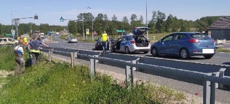 14-letni rowerzysta wjechał pod samochód. Wypadek w Paprotni