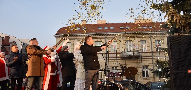 Już za 18 dni święta. Dziś rozbłysnęły światełka na miejskiej choince  
