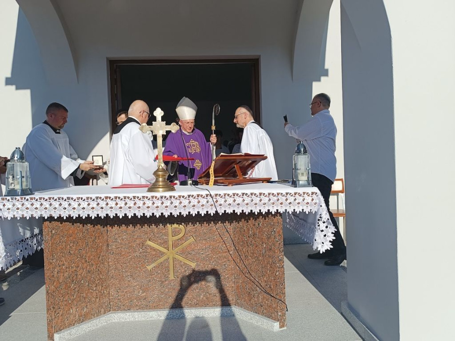 Odnowione kaplica i ogrodzenie cmentarza parafialnego. Poświęcił je biskup 