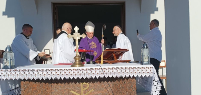 Odnowione kaplica i ogrodzenie cmentarza parafialnego. Poświęcił je biskup 