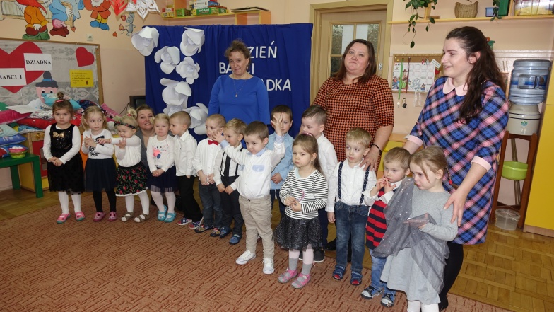 Babcia i dziadek mają swoje święto. Wnuki podarują wierszyki i laurki