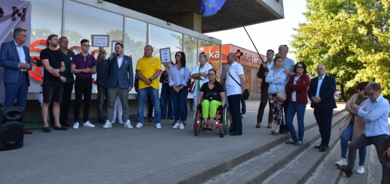 „Chcą wyciąć całą opozycję”. Protestowali przeciw ustawie „Lex Tusk”