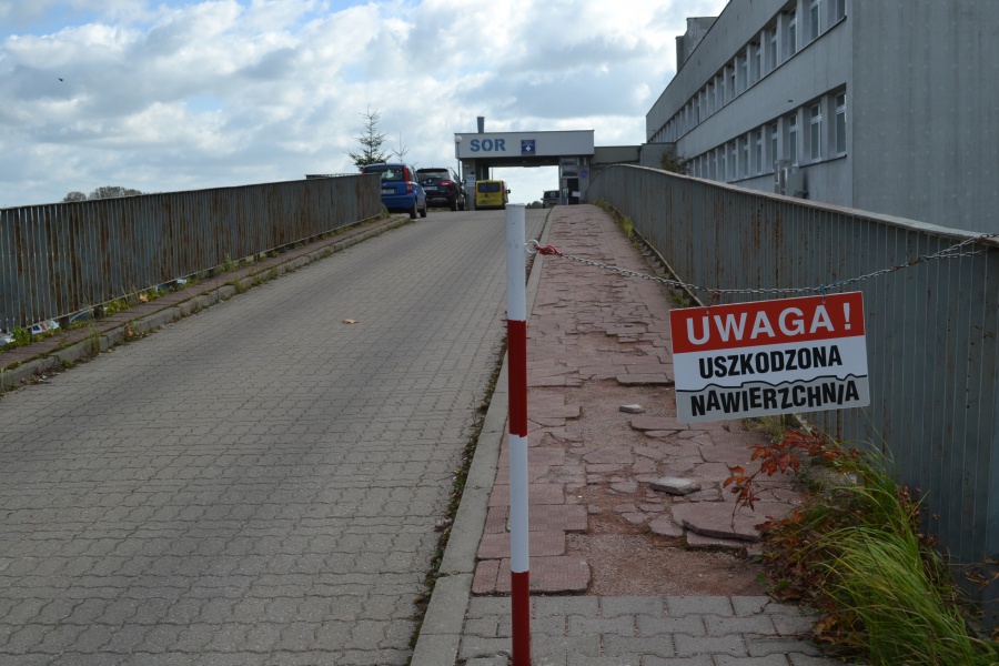 Chodnik do SOR-u w opłakanym stanie. Czy będą pieniądze na remont?