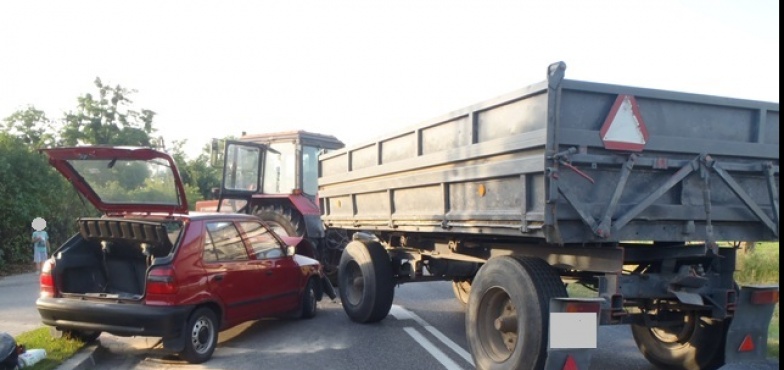 Ciągnik zderzył się z osobówką. Wypadek w Wólce