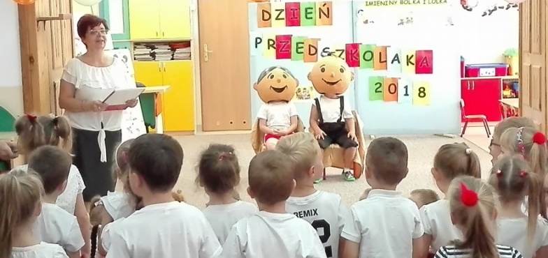 Przedszkolaki świętowały imieniny patronów. Życzenia przyjmowali Bolek i Lolek