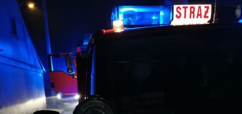 Strażacy wezwani do otwarcia mieszkania. Na podłodze leżała starsza kobieta