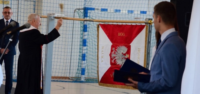 Podczas powiatowej inauguracji roku szkolnego otrzymali sztandar