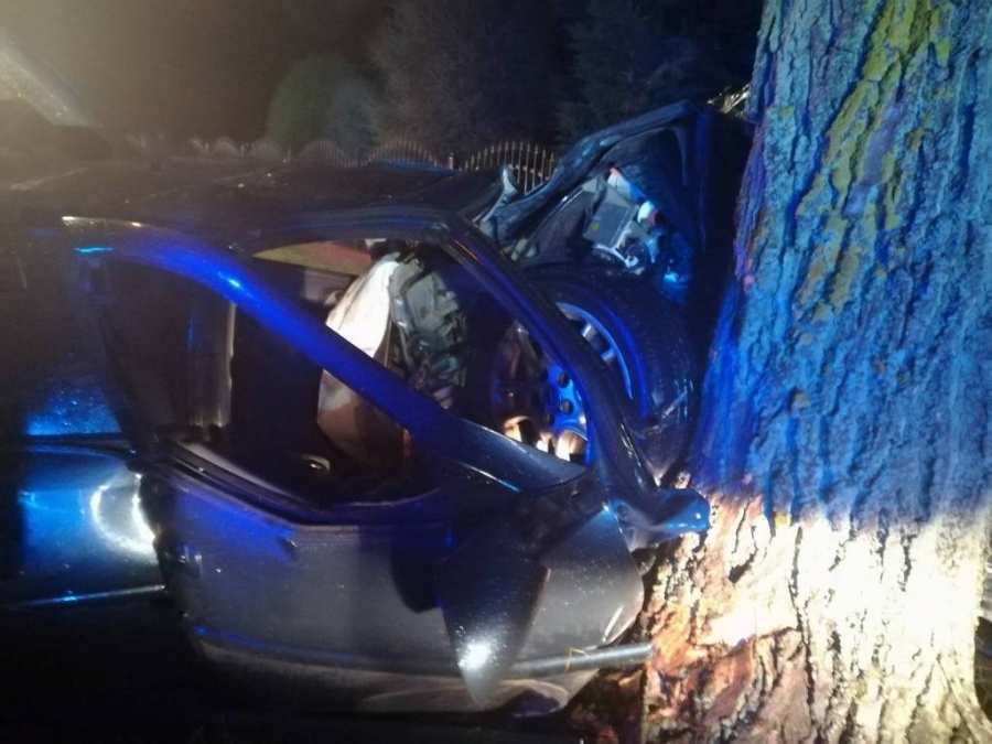 Opel uderzył w drzewo. Wypadek w miejscowości Okoleniec 