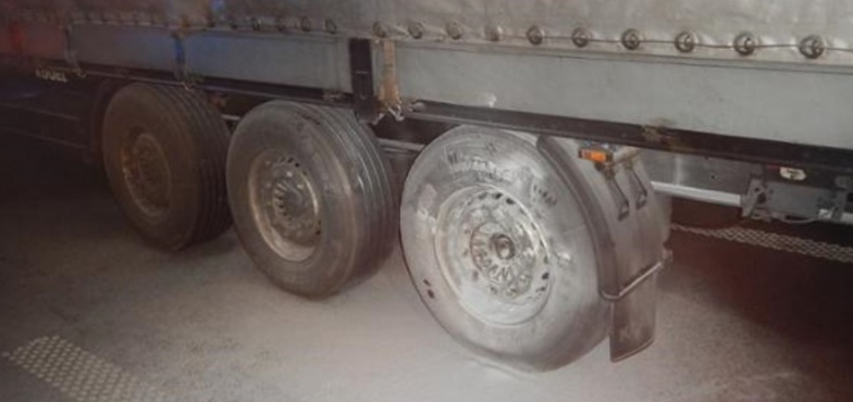 Pożar naczepy samochodu ciężarowego na autostradzie A2