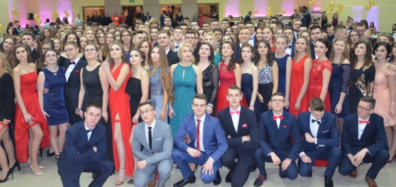 Studniówka III LO w Koninie. Polonez na 100 uczniów i matura na 100 procent