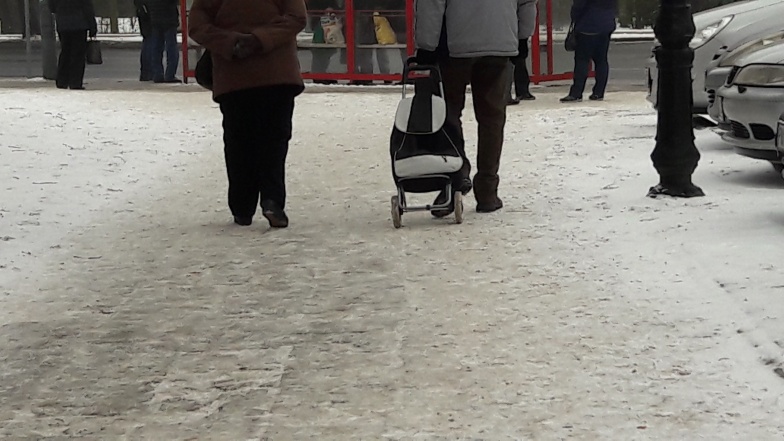 Uwaga, ślisko na drogach. Są upadki i kolizje. Kilka osób trafiło na SOR