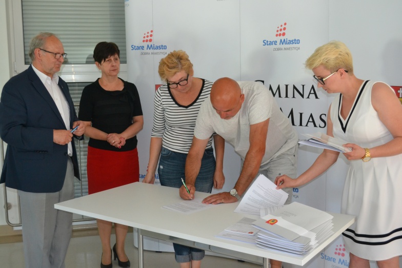 15 osób podpisało umowy. Teraz wymienią stare piece na ekologiczne