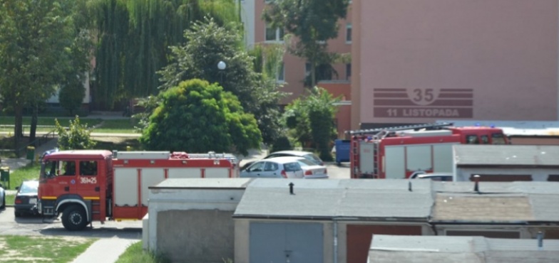 Zapach gazu w bloku przy 11 Listopada. Na miejscu cztery wozy strażackie