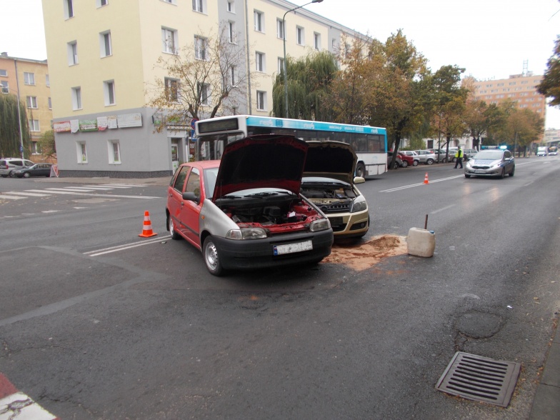 Kolizja na Alejach. Kierowca punto zawracał i zderzył się z oplem  