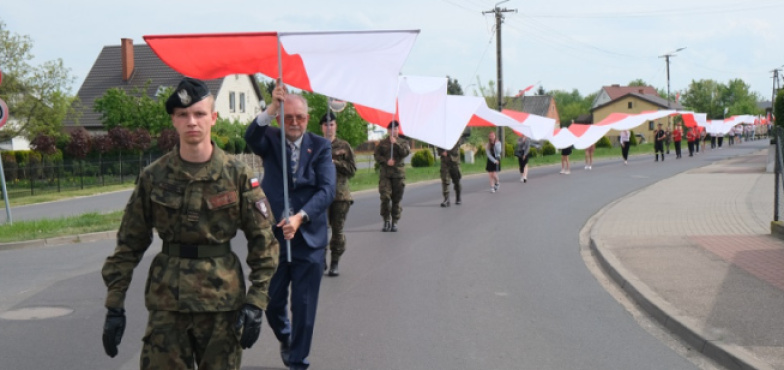 Majówka w Kramsku. Nieśli 100-metrową flagę i odznaczyli strażaków