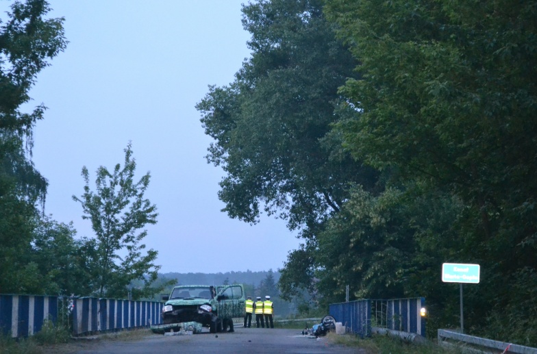 Motocyklista uderzył w samochód. Wypadek na moście w Rudzicy