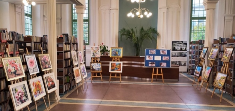 Biblioteka w Sompolnie zaprasza na wystawę „Barwy naszego życia”. Prezentowane prace są zwieńczeniem i efektem terapii plastycznej