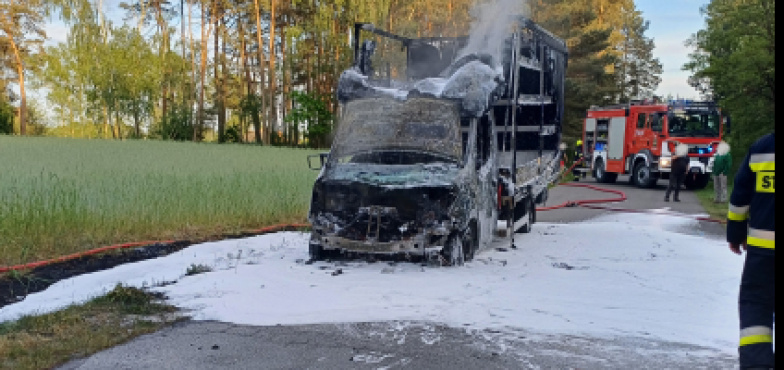 Bus w ogniu. Dwie osoby zdążyły wysiąść