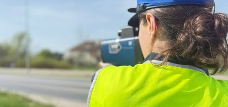 Policjanci przyglądają się pieszym i kierowcom jednośladów. Akcja NURD
