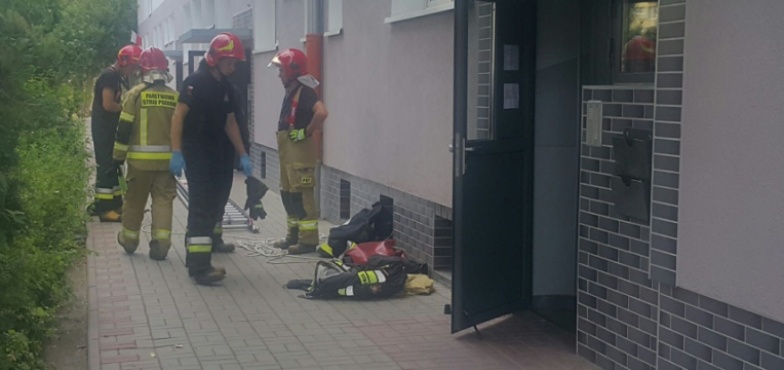 Akcja na Kleczewskiej. Strażacy weszli przez okno