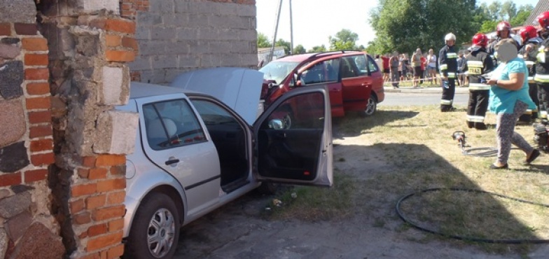 Dwa auta uderzyły w dom. Śmigłowiec zabrał ofiarę wypadku do szpitala