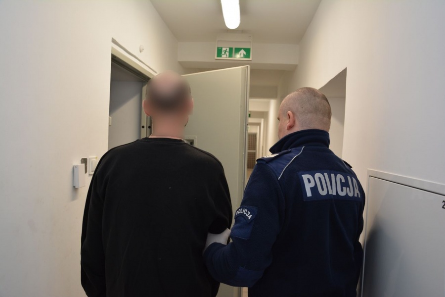38-latek pod policyjnym dozorem. Miał przy sobie znaczną ilość marihuany