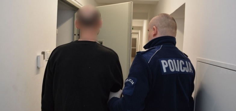 38-latek pod policyjnym dozorem. Miał przy sobie znaczną ilość marihuany