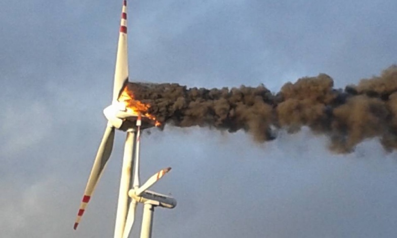 Pod Kołem płonie wiatrak. Na miejscu strażacy, pogotowie energetyczne i właściciel 