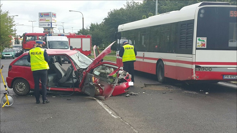 Samochód osobowy uderzył w autobus. Strażacy uwalniali kobietę
