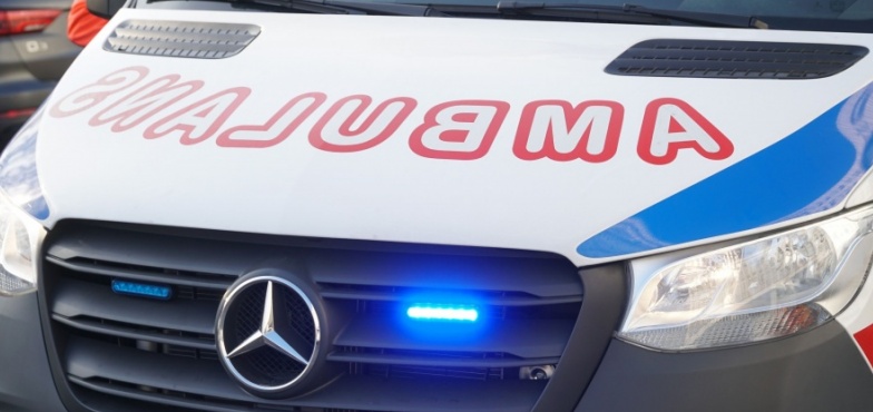 Po zderzeniu z samochodem osobowym motocyklista i jego pasażerka trafili do szpitala