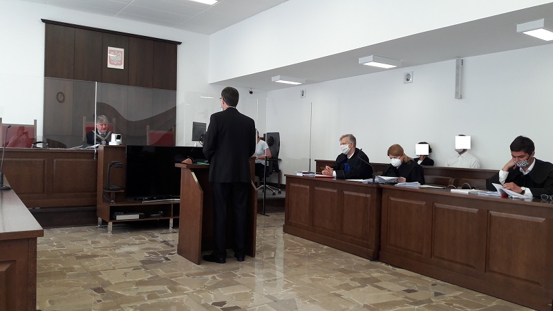 Odpowiadają za atak na księdza. Oskarżony chwycił za krzyż