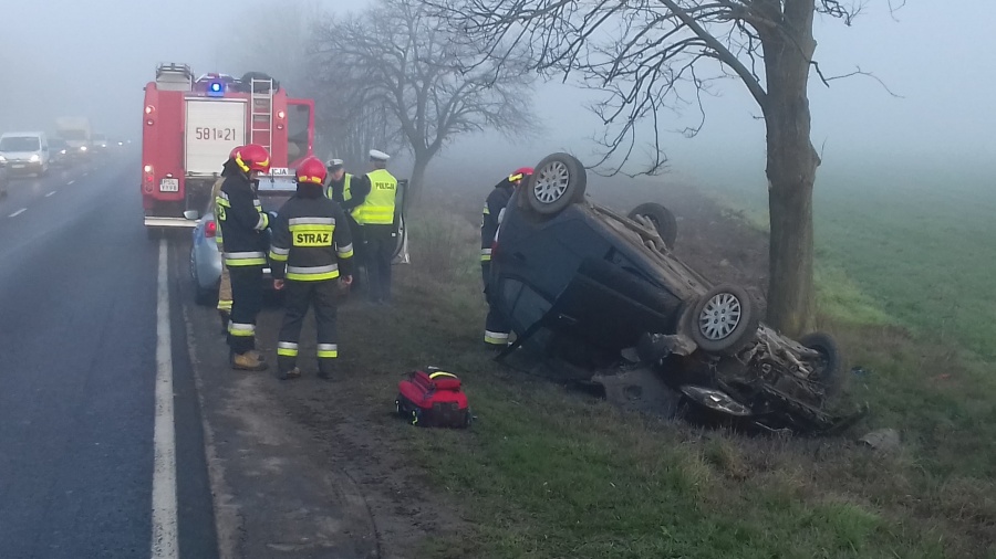 Na ul. Poznańskiej auto zjechało z trasy i wpadło do rowu. Pomogli strażacy