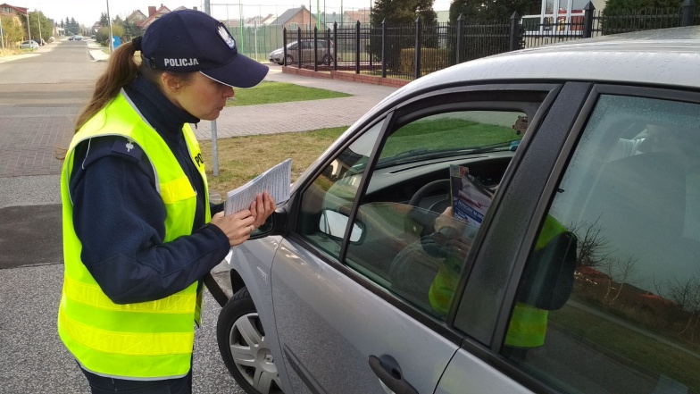 Policjantki przed szkołą. Rozmawiały o bezpieczeństwie, kontrolowały rodziców
