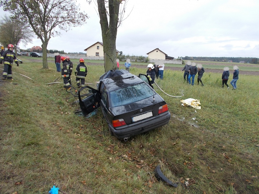 Wypadek w Jaroszewicach Rychwalskich. BMW wypadło z drogi i uderzyło w drzewo