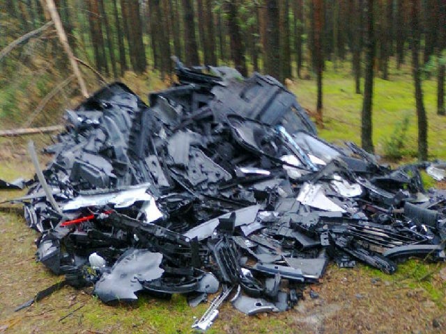 Mieszkaniec odkrył stertę plastikowych odpadów w lesie. Znowu w Depauli