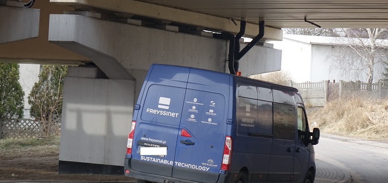 Pracują, żeby usunąć awarię? Samochód wykonawcy pod mostem 